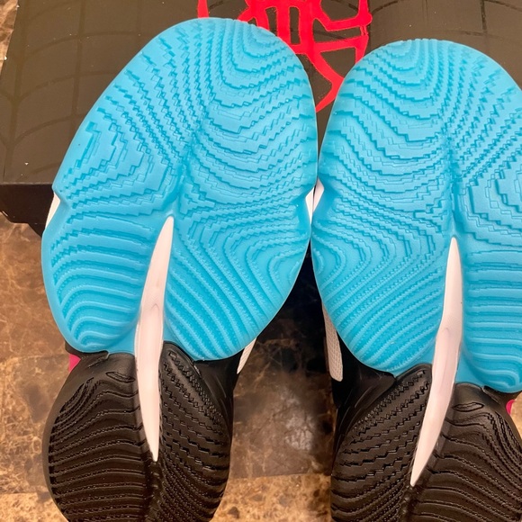 GIRLS' ADIDAS X MARVEL D.O.N. ISSUE #4 SPIDER-GWEN BASKETBALL SIZE 13K - Picture 5 of 8